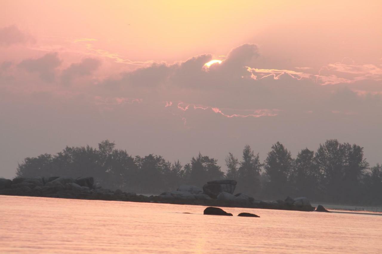 Belitung Holiday Resort Sijuk Екстериор снимка